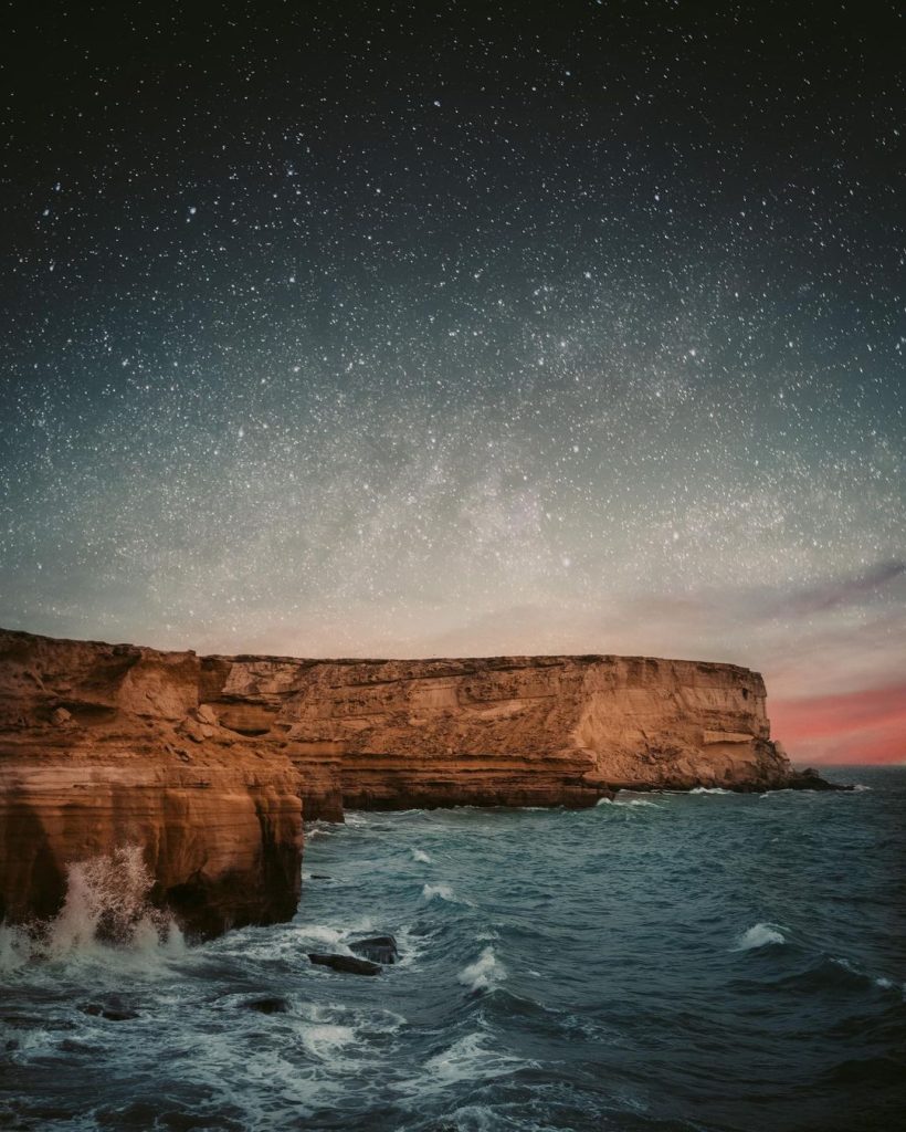 برخورد امواج با ساحل صخره ای چابهار در شب - عکس نجومی