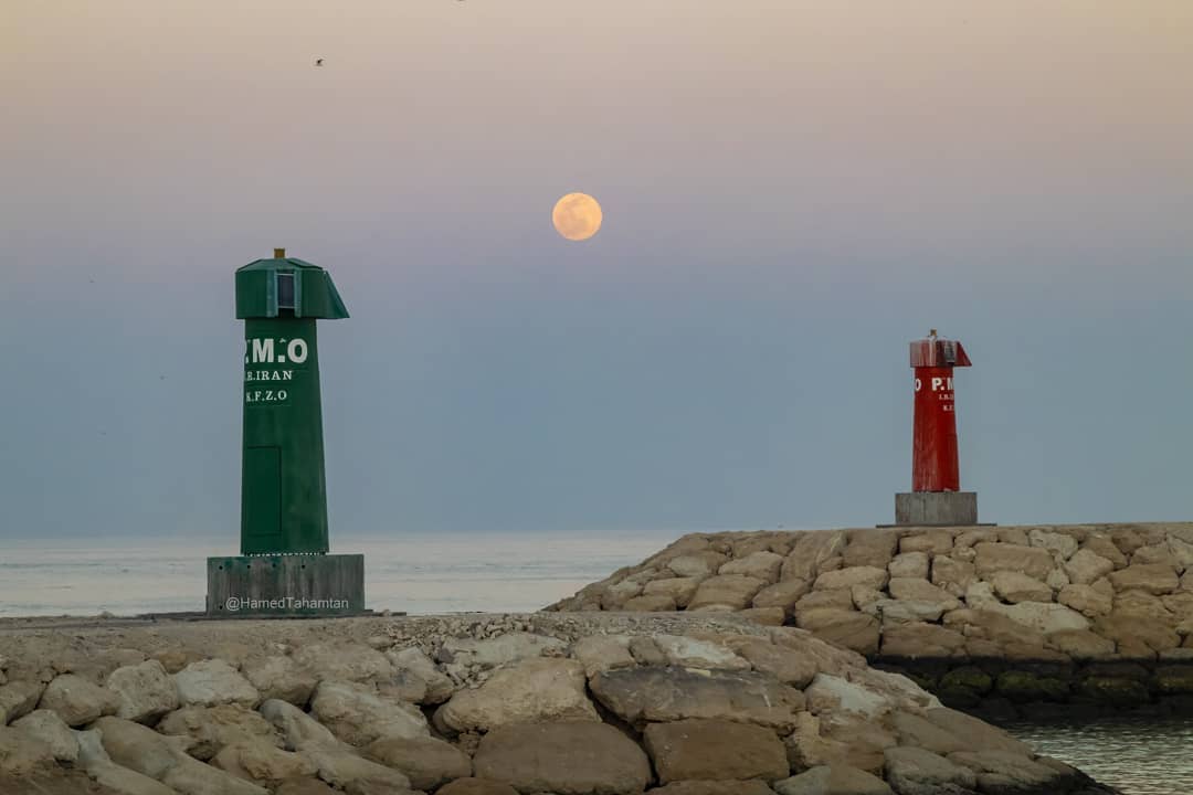 عکس/طلوع ماه در غروب خورشید؛ جزیره کیش