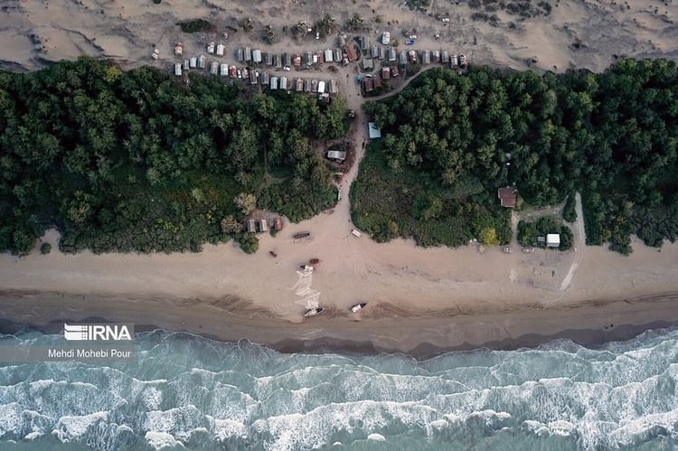 عکس/نمای هوایی از برخورد امواج دریای کاسپین به ساحل