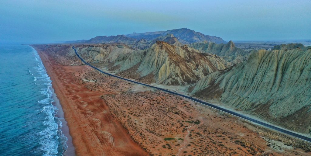 کوه های مریخی در مجاورت دریا و ساحل - چابهار - عکاس وحید مالمیر