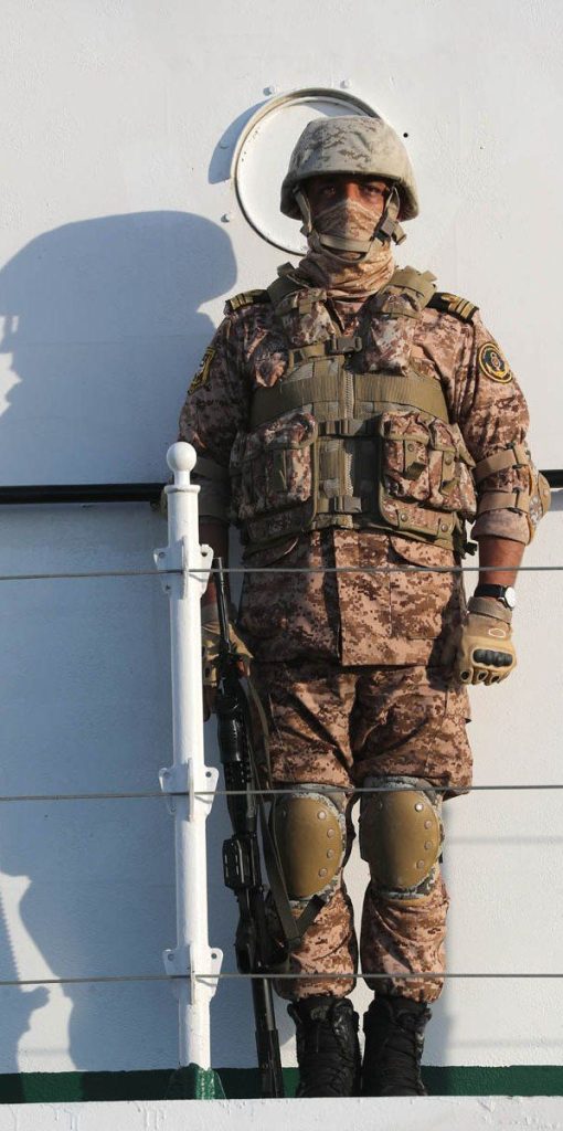 تفنگداران دریایی ارتش روی ناو زاگرس نیروی دریایی همراه با اسلحه مصافتفنگداران دریایی ارتش روی ناو زاگرس نیروی دریایی همراه با اسلحه مصاف