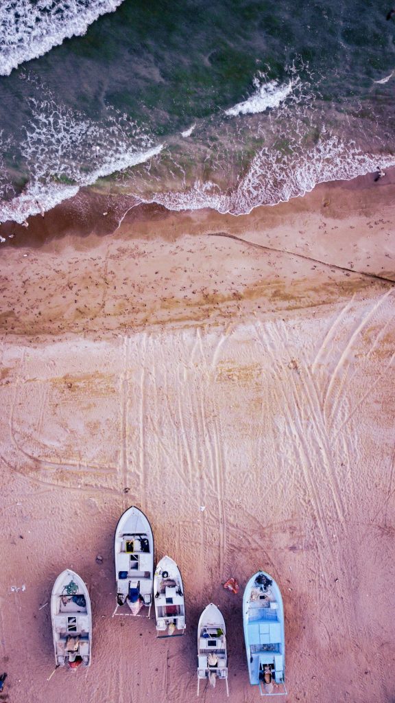 ساحل بندر کنگ- نمای هوایی از قایق‌های صیادی - عکاس فرزاد حسنوند